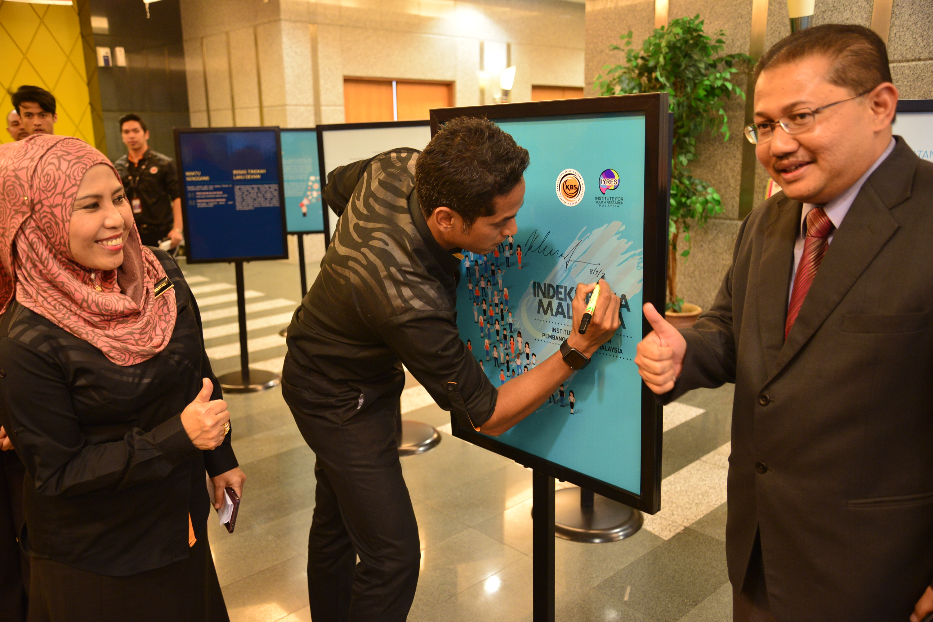5.Sesi menandatangani poster IBM 2015